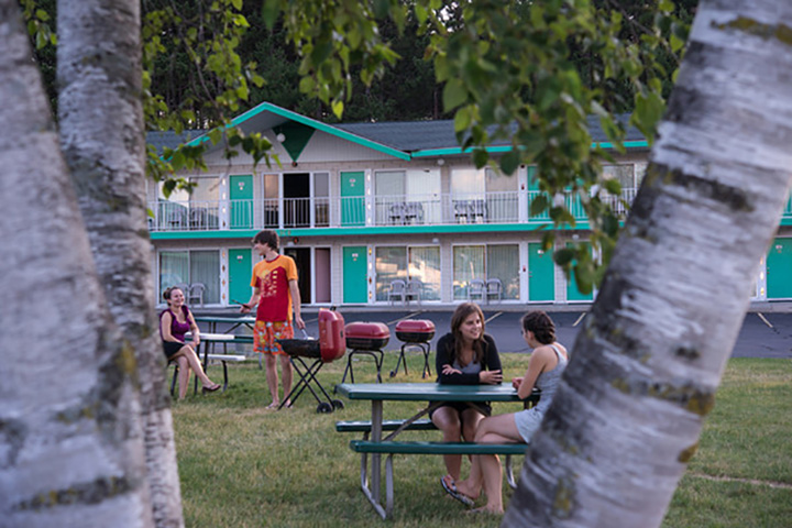 Shamrock motel outdoor benches