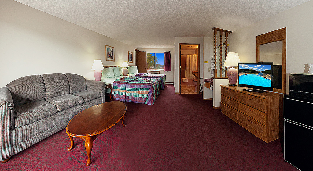 2 Bedroom Family Suite (3 Queen Beds) at Shamrock Motel in Wisconsin Dells